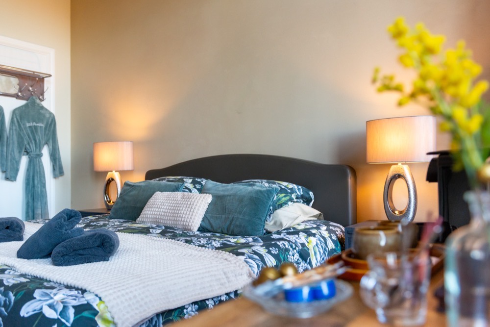 De zakelijke kamer met het opgemaakte bed en koffie op het tafeltje