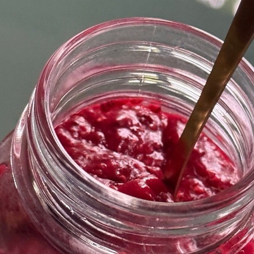 Zelfgemaakte frambozenconfituur met chia en honing