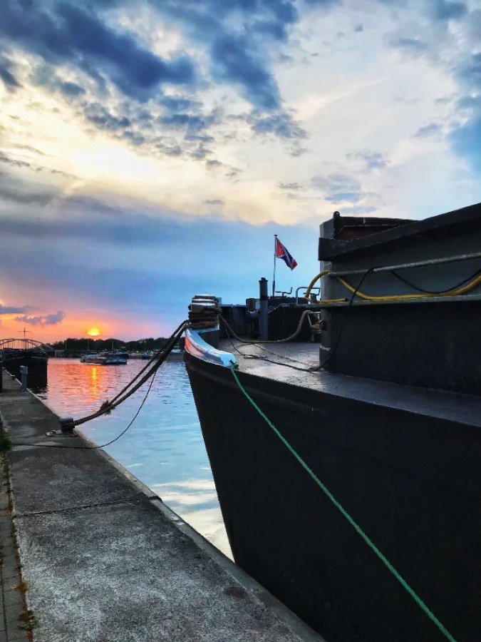 Een schip aan de kade bij zonsondergang in Antwerpen
